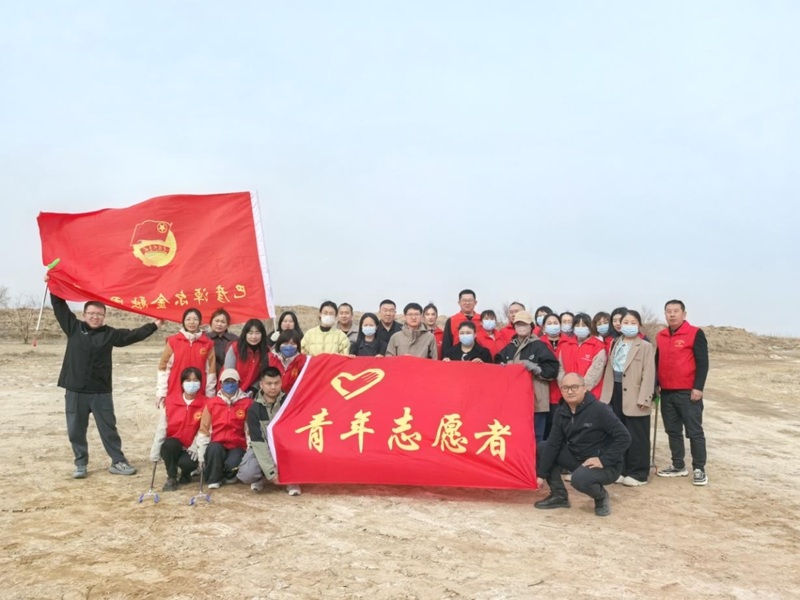 巴彦淖尔银行业协会参加2025年巴彦淖尔市青年保护母亲河“净滩行动”活动